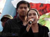 Rieke Tenangkan Massa Demonstran