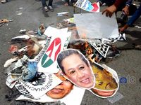 Demonstran Bakar Topeng SBY