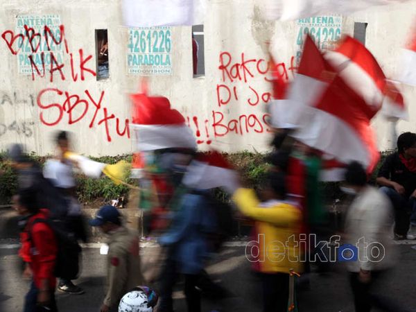 Kesal, Buruh Corat-coret Tembok Tol