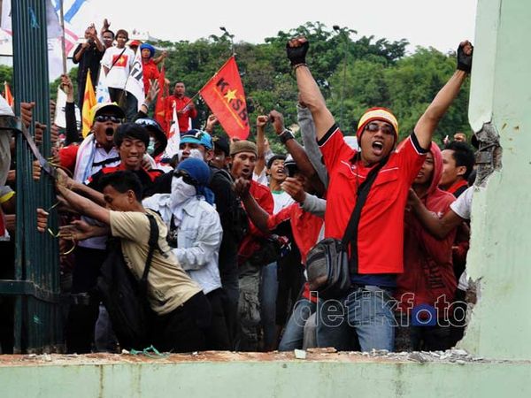 Massa Jebol Pagar DPR