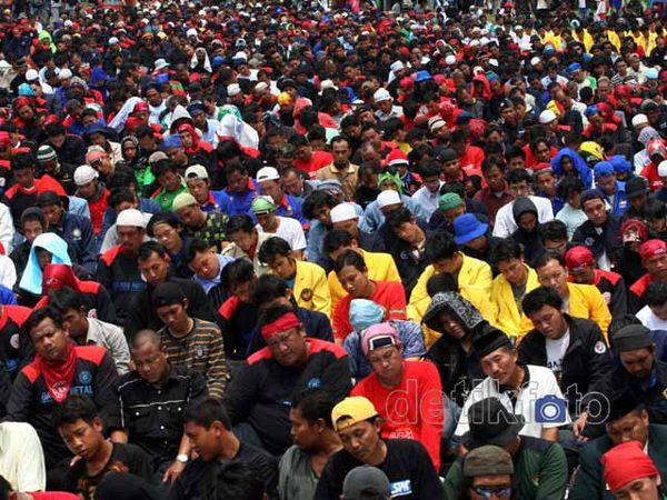 Demonstran Salat Jumat di Depan Gedung DPR