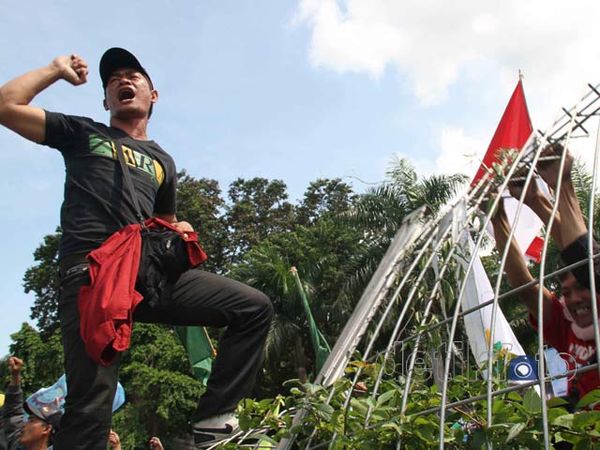 Massa Buruh Jebol Pagar Tol