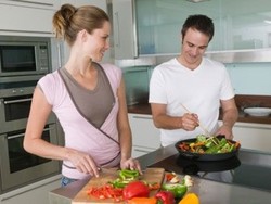 Wouw.. 6 dari 10 Wanita Amerika Akui Suami Lebih Jago Masak!