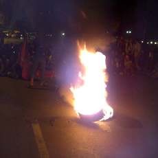 Mahasiswa Bakar Ban di Depan Kampus IAIN, Lalu Lintas Macet Total