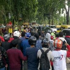 Ratusan Mahasiswa Blokir Jalan Ahmad Yani