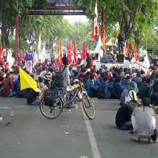 Polisi Deadline Mahasiswa Blokir Jalan Ahmad Yani Pukul 18.00 WIB