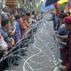 Di Depan Pendemo, 4 Fraksi di DPRD Jatim Sepakat Tolak Kenaikan BBM