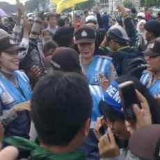 Tunggu Negoisasi, Pendemo-Polisi Foto Bareng & Joget Iwak Peyek