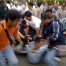 Demo di DPRD Jatim Ricuh, Seorang Demonstran Ditangkap