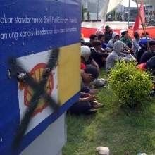 Logo Shell Dicat Hitam oleh Demostran