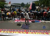 Pendemo Anti Kenaikan BBM Salat Jumat