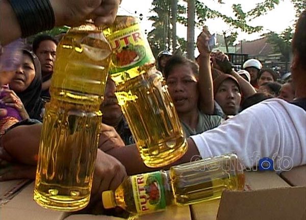 Jelang Kenaikan BBM, Pasar Murah Diserbu Warga
