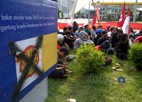 Tolak BBM Naik, SPBU Shell Didemo
