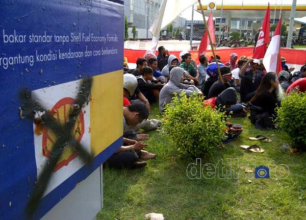 Tolak BBM Naik, SPBU Shell Didemo