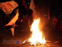Demo BBM di Surabaya Berakhir Bakar-bakaran