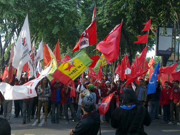 Ratusan Mahasiswa Blokir Jalan Ahmad Yani