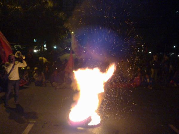Massa Bakar Ban di Jalan Ahmad Yani