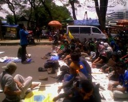 Pedemo Gelar Shalat Jumat di Jalan Diponegoro