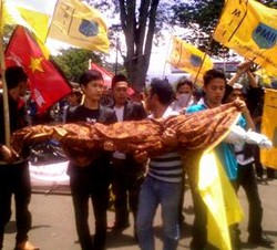 Massa PMII Bawa Jenazah ke Gedung Sate