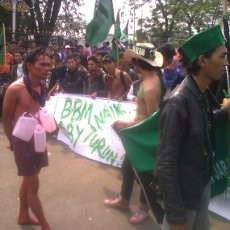 Massa HMI Bakar Ban dan Aksi Teatrikal