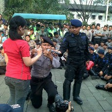 Aksi Sulap Bripda Agus Hibur Polisi Pengaman Demo BBM