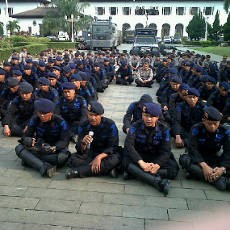 Polisi Kumandangkan Zikir, Pedemo Pungut Sampah