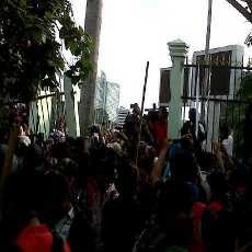 Pamdal & Satpol PP Kerja Bakti Bersihkan Coretan di Tembok DPR