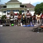 Protes Putusan Paripurna BBM, Mahasiswa Semarang Salat di Tengah Jalan