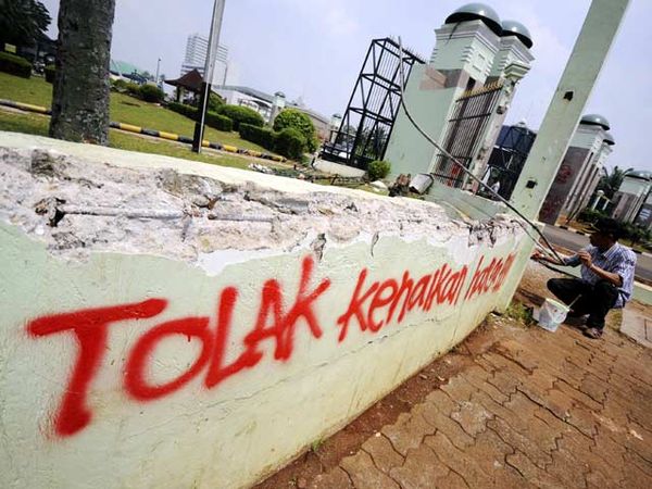 Coretan Kekesalan di Tembok DPR Dibersihkan