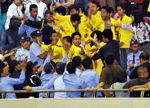 Pamdal DPR Usir Mahasiswa Saat Paripurna