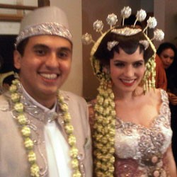 Gelang Berlian & Alat Salat jadi Mas Kawin Carissa Putri