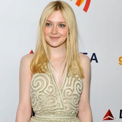Demi Privasi, Dakota Fanning Jauhi Facebook & Twitter