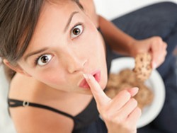 Sstt..Karena Malu, Banyak Wanita Inggris Ngemil Diam-diam!