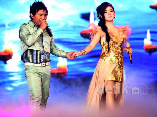 Syahrini Memukau Bersama Wali