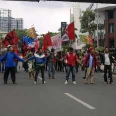 Kelompok Rakyat Bergerak Blokir Basra Tolak BBM Naik