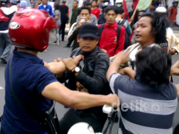 Polisi Bubarkan Aksi Blokir Jl Basra