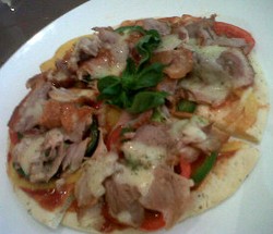 Uniknya Cita Rasa Pizza Bebek