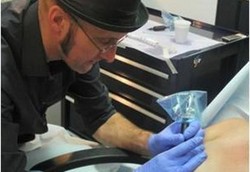 Seniman Tato Puting yang Jadi Penyelamat Pasien Kanker Payudara