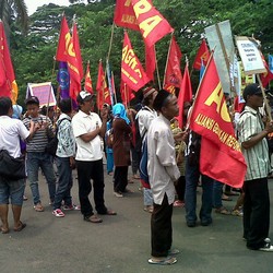 Minggu Siang, Buruh Dan Warga Tolak Kenaikan Harga BBM di Istana 