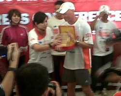 Kumpul Dana untuk Penderita Kanker, Bule Berlari dari Bali ke Jakarta