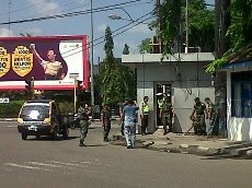 Pasca Demo Mahasiswa, Ratusan Anggota TNI Perbaiki Pos Polisi di Medan