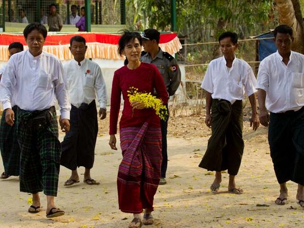 Akhirnya, Aung San Suu Kyi Ikut Pemilu
