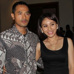 Oka Antara 50-50 Untuk Keluarga dan Karier