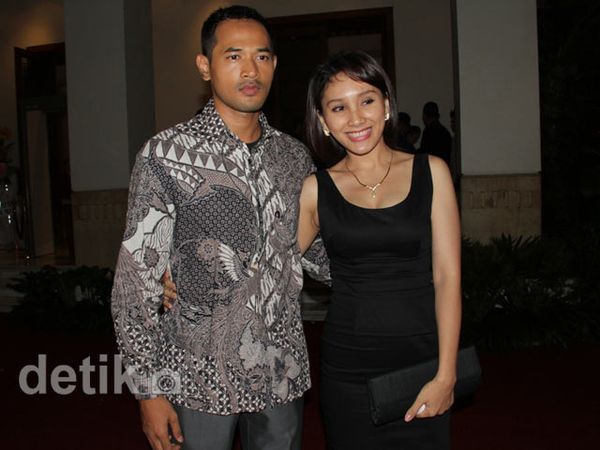 Oka Antara Mesra Bareng Istri