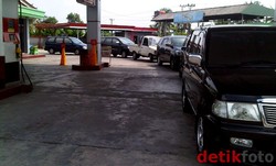 Meski BBM Belum Naik, Antrean di Sejumlah SPBU Terjadi di Sumsel