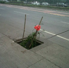 Duh! Besi Penutup Gorong-gorong di Seberang DPR Hilang