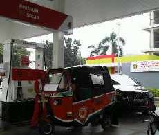Wuah! Demi Premium Mobil Mewah Audi Ngantre Bareng Bajaj