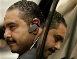 Pakai Hands-free Saat Nyetir, Tetap Berbahaya!