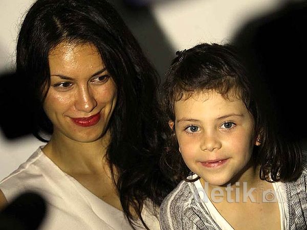 Bercerai, Sophia Latjuba Makin Lengket dengan Anak