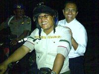 Gaya Dahlan Iskan Naik KRL dan Ojek
